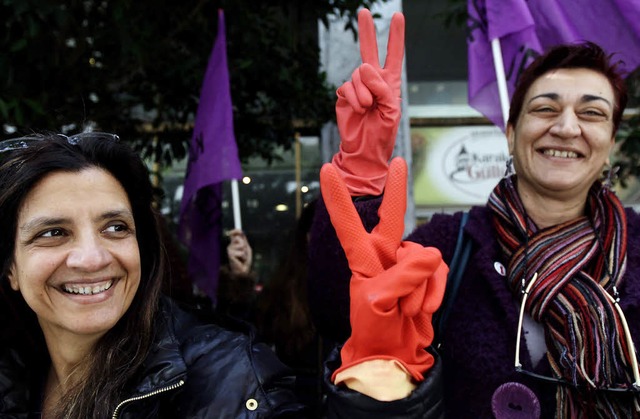 Putzfrauen, die  im Zuge der Reformpol...n den  neuen Finanzminister in Athen.   | Foto: dpa