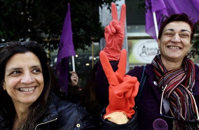 Putzfrauen, die im Zuge der Reformpol...n den neuen Finanzminister in Athen. | Foto: dpa Putzfrauen, die im Zuge der Reformpol...n den neuen Finanzminister in Athen. | Foto: dpa