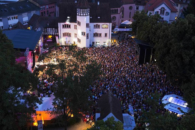 Der Schlossplatz voller Menschen &#821...ng, die Anwohner aber nicht unbedingt.  | Foto: Dieter Wiesse