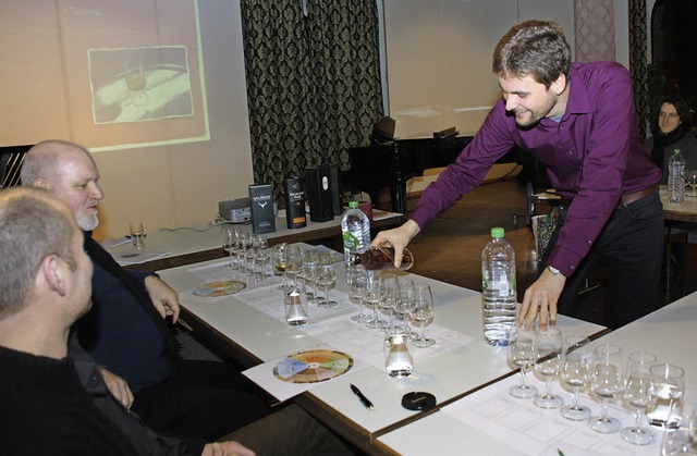 Fnf verschiedene Single-Malt-Whiskys ...stian Kienast (rechts) im Mittelpunkt.  | Foto: Franz