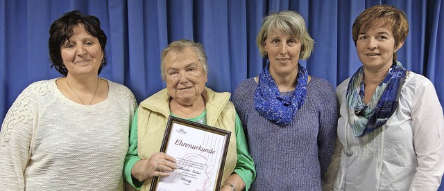 Vorstandsmitglieder der Landfrauen Blu..., die zum Ehrenmitglied ernannt wurde.  | Foto: Andreas Mahler