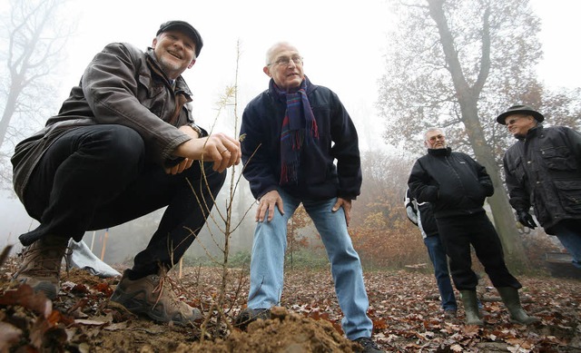 Bei einer Baumpflanzaktion 2011: Vorsi...links) und weiteren Vereinsmitgliedern  | Foto: archivbild: bastian henning