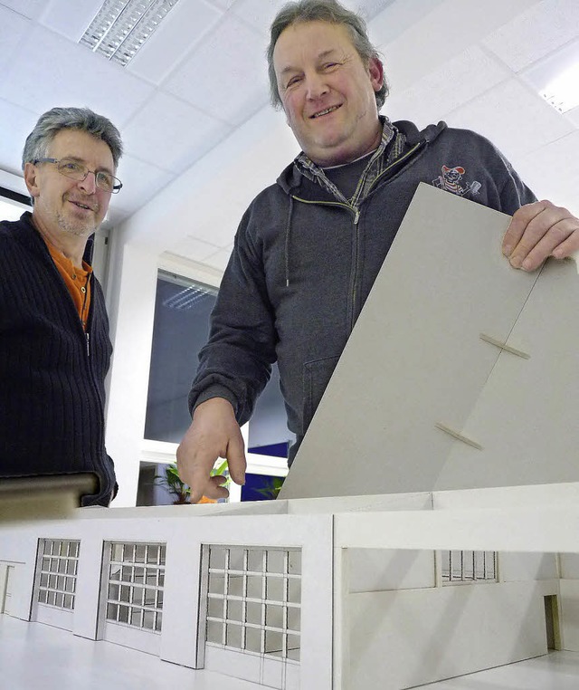 Bauhofchef Peter Dahlmann (rechts) zei... Bauplan wurde eine Stunde diskutiert.  | Foto: Sattelberger