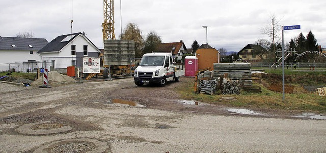 Endausbau: Zuletzt werden an den Stra...s Auf der Oberau die Bume gepflanzt.   | Foto: heidi fssel