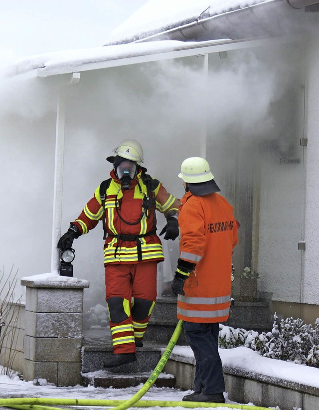 Dichter Rauch erschwerte die Lscharbeiten.  | Foto: werner probst