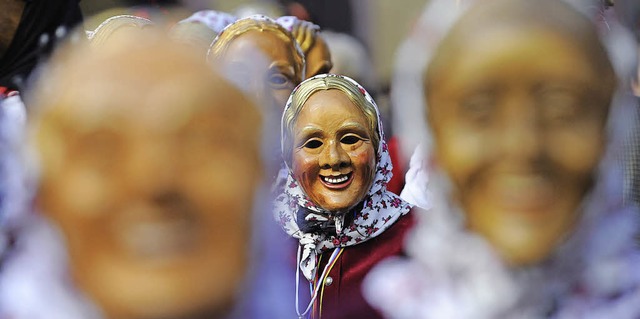 Masken und Kostme in allen Gassen: Da...n-Narrentreffen in Waldshut wird bunt.  | Foto: dpa