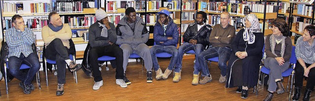 Die erste Kennenlernrunde mit jungen G...en in der Mitte von Btzingen&#8220;.   | Foto: Horst David