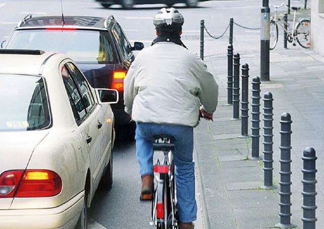 Fahrradfahrer neben Auto -  Gefahr toter Winkel  | Foto: dpp