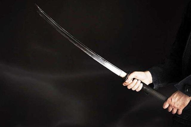 Frau bedroht Angestellte mit Samurai-Schwert