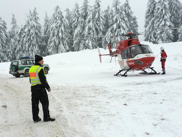 Die Bergretter sind am Feldberg und am...derem mit Hubschrauber und Suchhunden.  | Foto: dpa