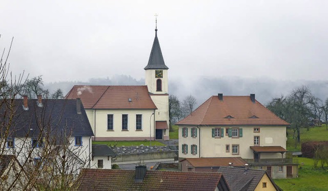 Zu dem Gesamtensemble von Pfarrkirche und Pfarrhaus gehrt auch die Dorforgel.   | Foto: Karla Scherer
