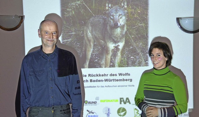 Die Wolfsbeauftragten des Naturschutzb...rah Schulz, beim Vortrag in Waldkirch.  | Foto: Bernd Fackler