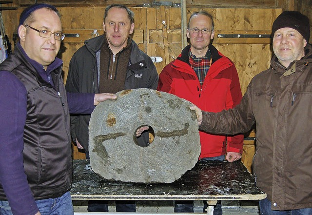 Hubert Kienzle (von links), Klaus Schn...recker prsentieren den Erzmahlstein.   | Foto: Christian Ringwald