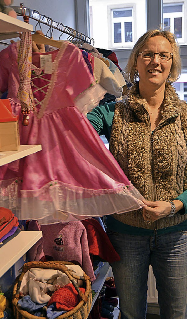 Auch ein rosarotes Prinzessinnenkleid ...Kinder-Secondhand-Laden von Markt 15.   | Foto: Walser