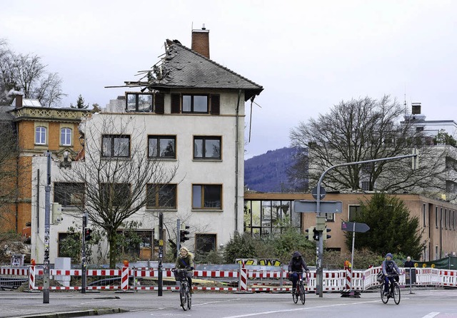 Das Eckhaus Kronen-/Goethestrae soll ... Stadtbahnbau wieder aufgebaut werden.  | Foto: Ingo Schneider