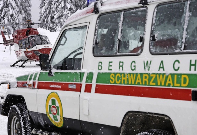 Groeinsatz fr die Bergwacht: Zwei Me...ogenhorn und am Feldberg verschttet.   | Foto: dpa