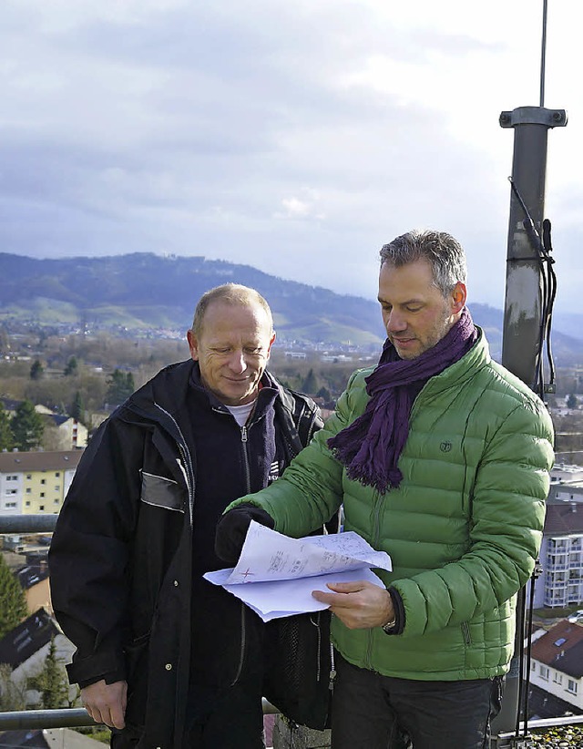 Konrad Matheis und Techniker Markus Se...em Hochhaus in der Altenburger Allee.   | Foto: tor