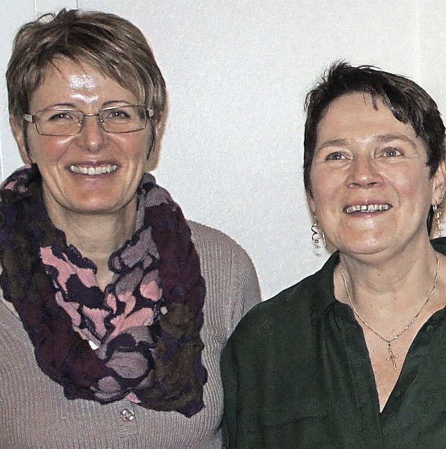 Vorsitzende Anita Lhrer (l.) ehrte   ...mmerer  fr 20 Jahre im Kirchenchor.    | Foto: Reinhard Herbrig