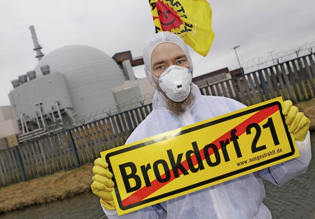 Protest vor Vattenfalls Akw Brokdorf, das 2021 vom Netz soll.   | Foto: dpa
