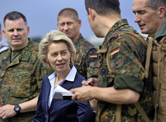 Verteidigungsministerin Ursula von der...hrattraktivittssteigerungsgesetzes.    | Foto: dpa
