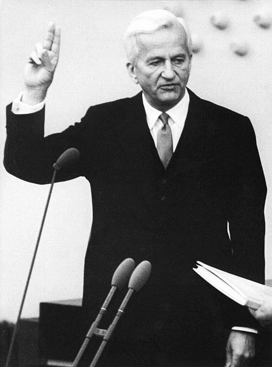 Richard von Weizscker 1984 bei der Vereidigung im Deutschen Bundestag in Bonn.  | Foto: dpa