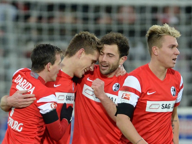 Mann des Abends &#8211; Nils Petersen ... SC zu einem 4:1 Sieg gegen Frankfurt.  | Foto: dpa