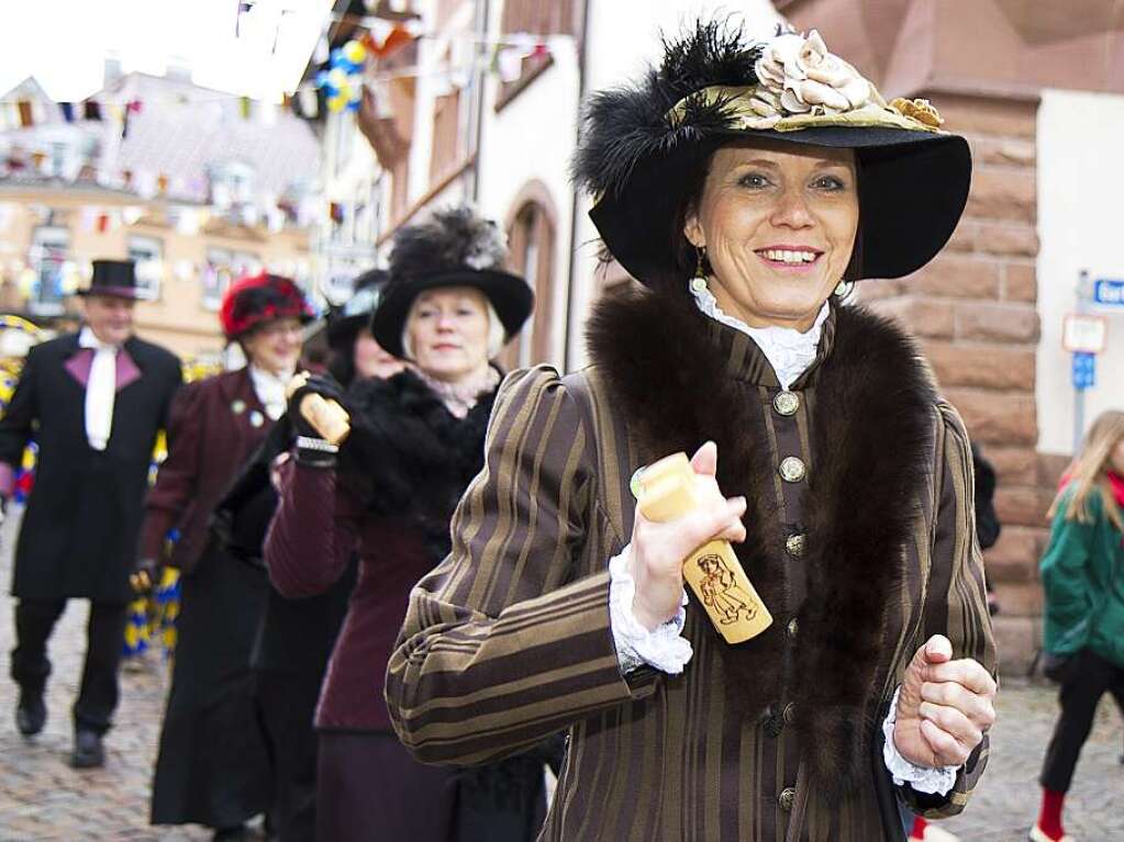 Die Alten Jungfern kommen auf dem Marktplatz an.