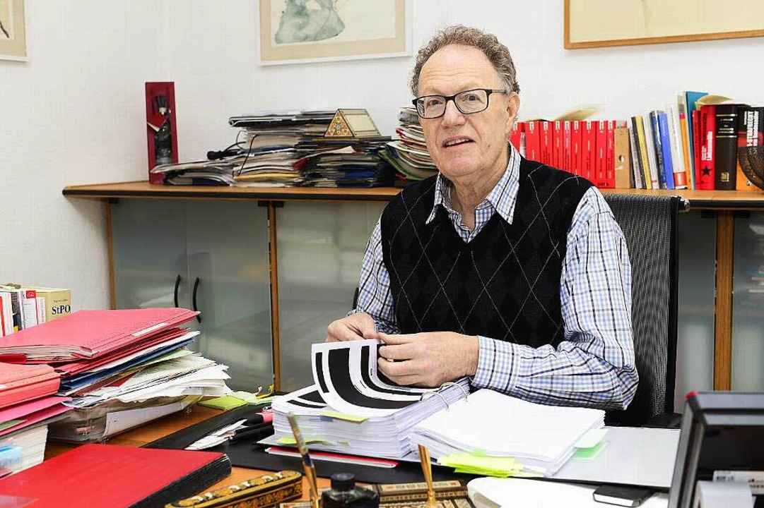 Der Freiburger Rechtsanwalt Michael Moos vor den geschw�rzten Akten.  | Foto: Ingo Schneider