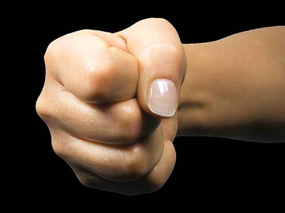 Ein Unbekannter hat einen Schweizer am Samstag mit einem Faustschlag verletzt.  | Foto: fotolia.com/ArTo 