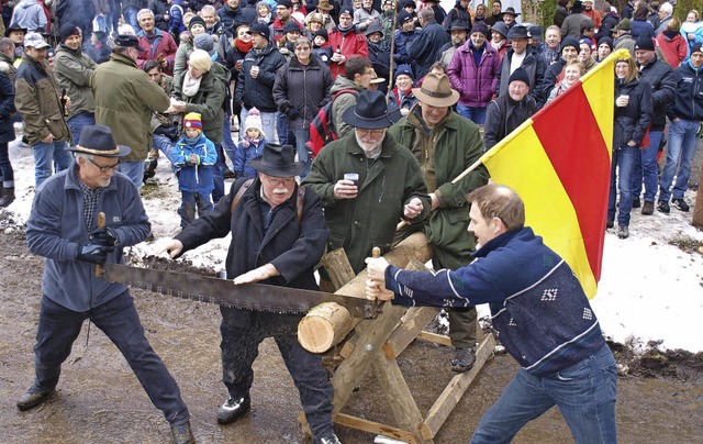 Unter dem Kommando des Holzversteigeru...Lutz) die Wlderwettbewerbe im Sgen.   | Foto: Paul Schleer