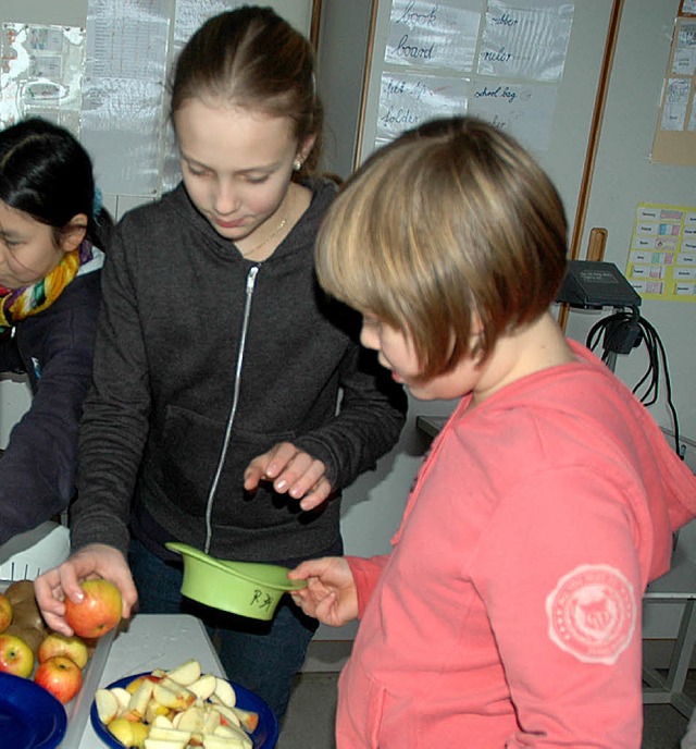 Eifrig waren die Vierklssler bei der Sache, als es galt, das Obst zuzubereiten.  | Foto: Christiane Sahli