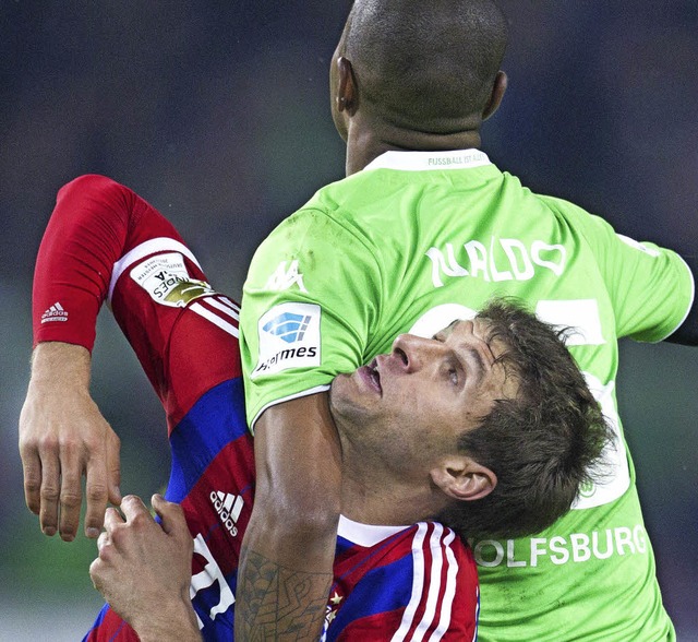 Naldo und der VfL Wolfsburg hatten Tho...ller und die anderen Bayern im Griff.  | Foto: dpa