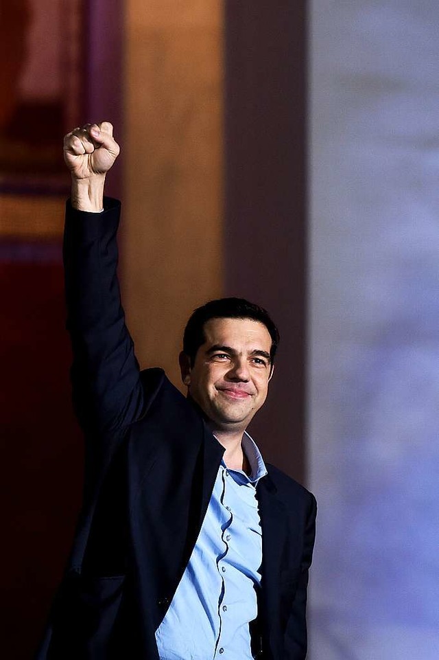 Die Faust zum Himmel: Alexis Tsipras  ... Abend seines Wahlsieges Ende Januar.   | Foto: dpa