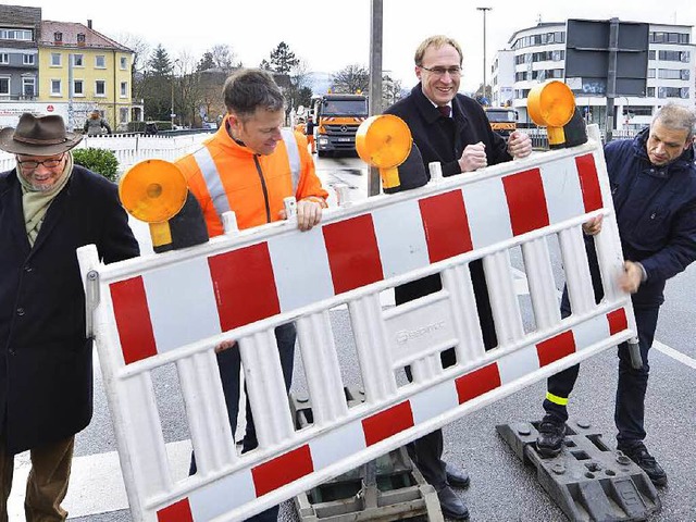 Mit vereinten Krften (v.li.): Brger ...Helmut Thoma sperren die Kronenbrcke.  | Foto: Michael Bamberger