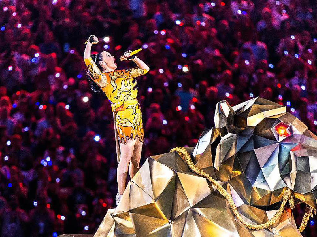 Katy Perry auf einer riesigen Lwen-Attrappe.