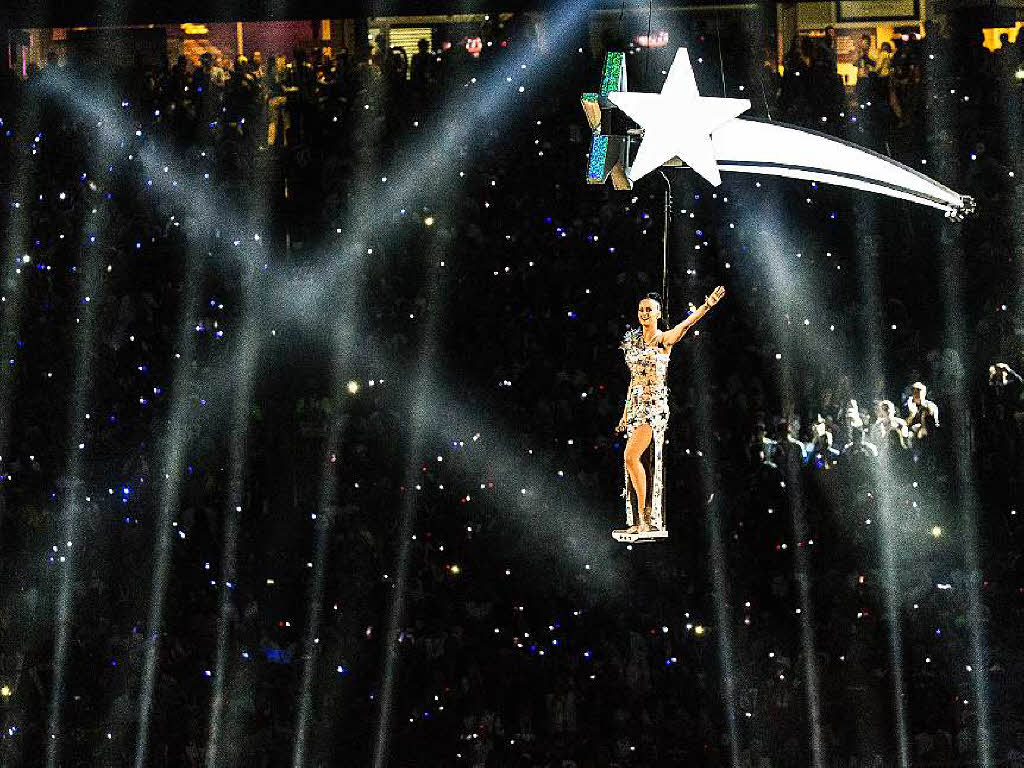 Katy Perry schwebt vor ihren Zuschauern auf einer Sternschnuppe.