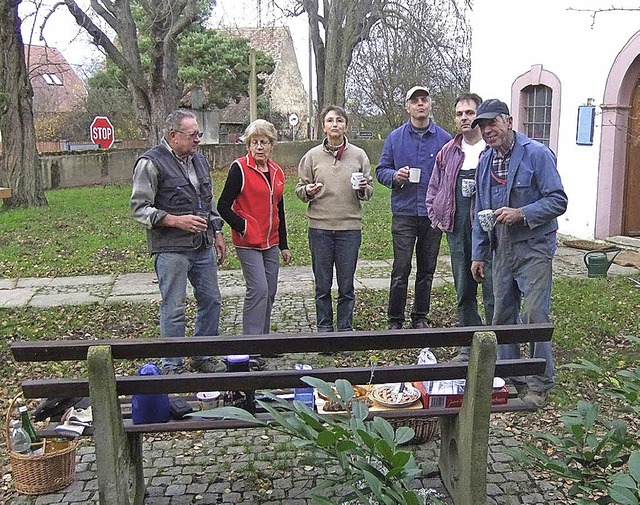 Verdiente Pause: Die fleiigen Helfer ...Picknick vor der Schmidhofener Kirche.  | Foto: BZ