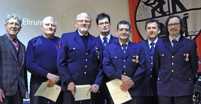 Ehrungen bei der Feuerwehr (von links)...nd Feuerwehrchef Thomas Happersberger   | Foto: Wolfgang Knstle