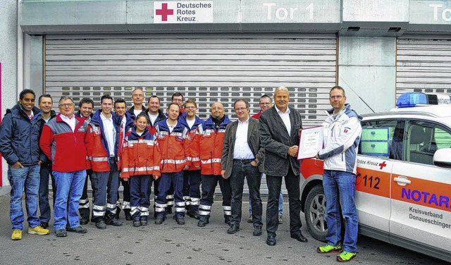 Der DRK-Kreisvorsitzende Bernd Uphaus ...hen Verantwortlichen Tobias Langbein.   | Foto: DRK