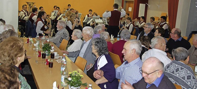 Die 43 Gste beim 43.Seniorennachmitta...usik durch den Musikverein Eberfingen!  | Foto: Jutta Binner-Schwarz