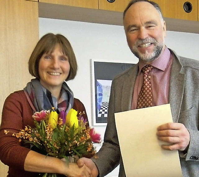 Ulrike Heiler ist seit 40 Jahren Lehre...hren Einsatz dankt Rektor Peter Kunz.   | Foto: Privat