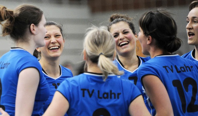 Freude bei den Lahrer Volleyballerinne...uler und   Lena Lehmann (von links).   | Foto:  Bettina Schaller