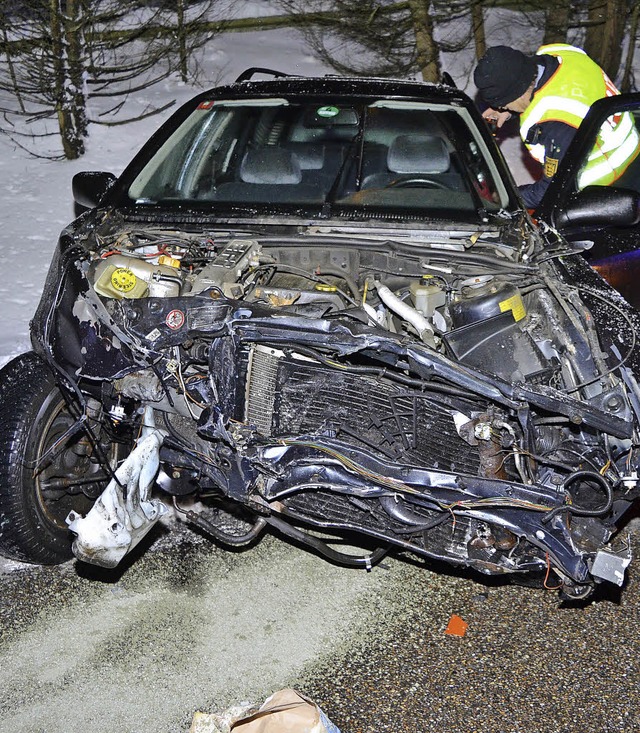 Totalschaden an beiden Autos nach dem ...usammensto auf der B31 bei Neustadt.   | Foto: Kamera 24