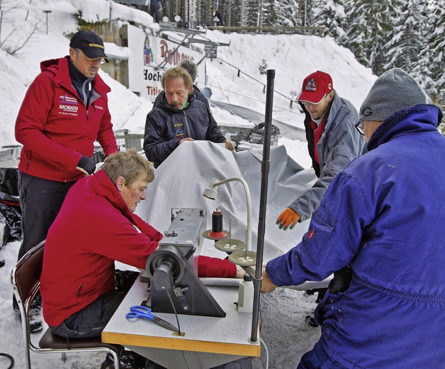 Gut,  dass Joachim Hfker  den Umgang mit der Sattler-Nhmaschine beherrscht.   | Foto: Heidrun Simoneit