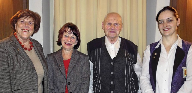 Vorsitzende Pamela Wechlin ehrte bei d...rgret Arnold (von rechts nach links).   | Foto: Silke Hartenstein