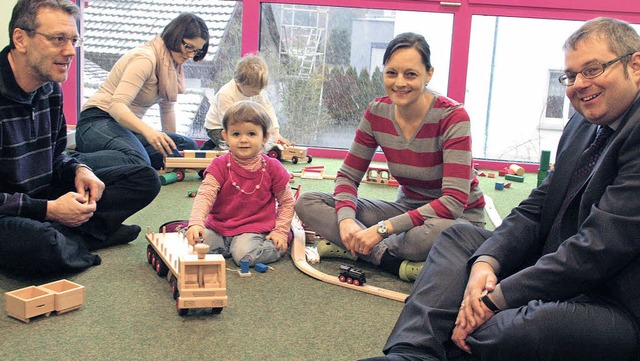 Brgermeister Alexander Guhl (rechts) ...Gerspach das Kinderhaus prsentierte.   | Foto: Jrn Kerckhoff