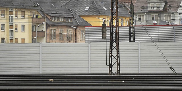 Lrmschutzwnde wie nrdlich des Bahnh...t es das, was die Offenburger wollen?   | Foto: Archivfoto: Gertrude Siefke