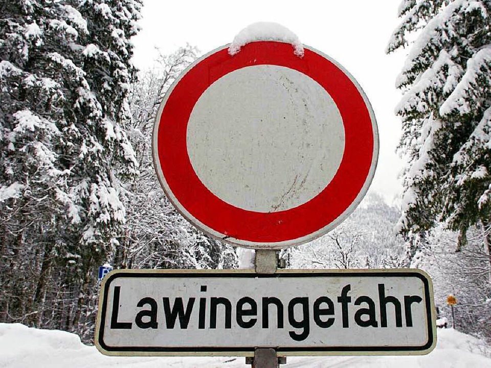 Im Schwarzwald ist die Lawinengefahr aktuell sehr hoch.  | Foto: dpa