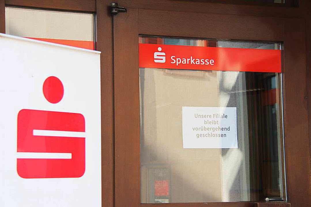 Die Sparkassenfiliale ist wegen der la...en. Ein Aushang informiert die Kunden.  | Foto: Horst David