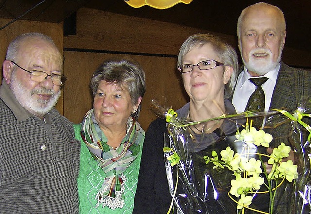 Reinhard Buderer (rechts) ehrt e Rudi ...Mitgliedschaft bei den Naturfreunden.   | Foto: Verein